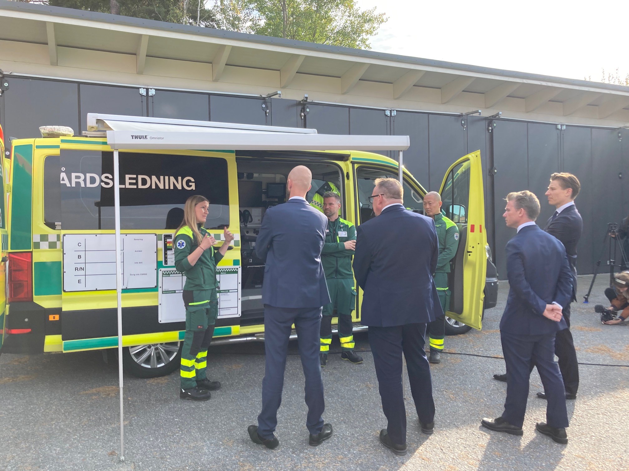 Ministrar tittar på CBRNE-sjukvårdsledningsenhet_Fototillstånd från Länsstyrelsen Stockholm