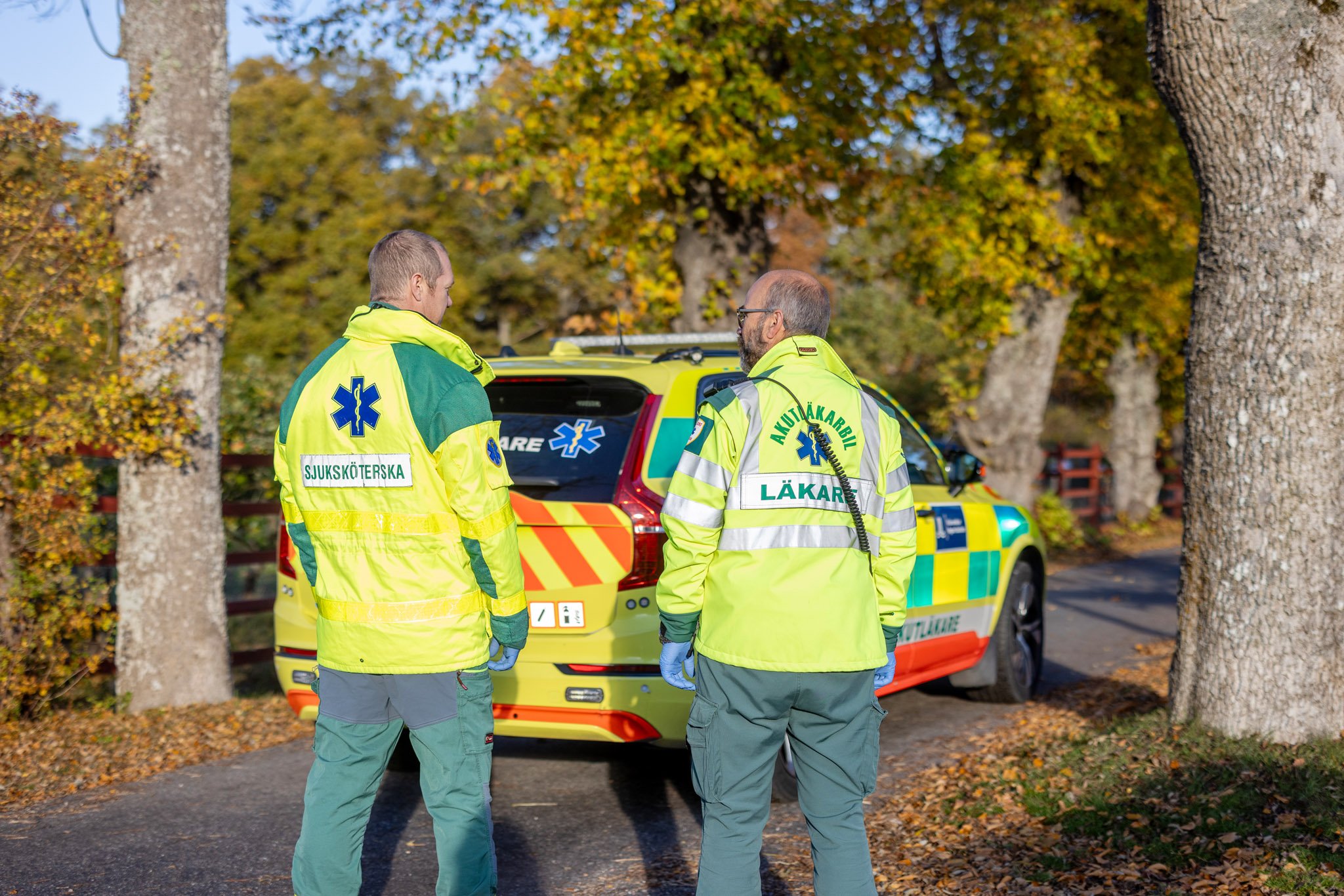 Ambulanssjuksköterska och läkare pratar utomhus